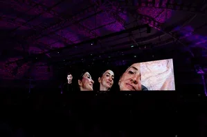 Transmisión en vivo con proyección en pantalla